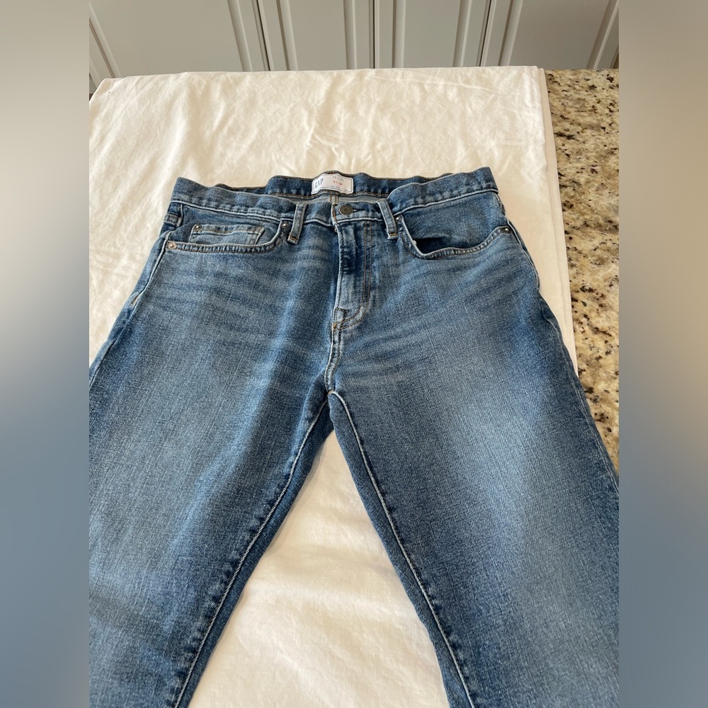 GAP slim regular fit size 32‎ x 30. Stain on the left leg.